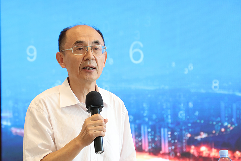 “老交通”智庫副主任、原交通運輸部總工程師周偉主持沙龍.jpg